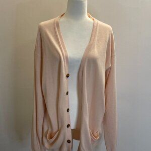 Classic wool cardigan in very light pink. Front pockets.